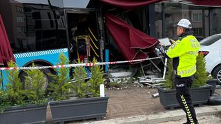 Halk otobüsü park halindeki araçlara çarpıp, kafeye girdi; 4 yaralı