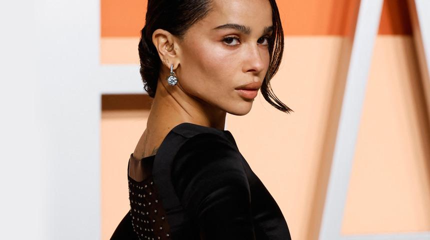 Oscar Partisi'nde kimsenin anlam veremediği o dekolte! Zoe Kravitz dile düştü