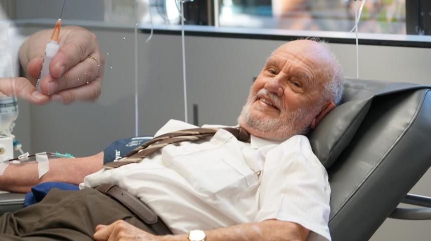 Kan uyuşmazlığına bile katkıda bulunmuştu! Bağışlamaktan bıkmadı, 1173 kez kan verdi! "Altın Kollu Adam" 88 yaşında hayata veda etti