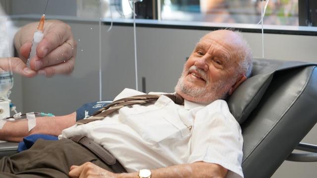 Kan uyuşmazlığına bile katkıda bulunmuştu! Bağışlamaktan bıkmadı, 1173 kez kan verdi! Altın Kollu Adam 88 yaşında hayata veda etti