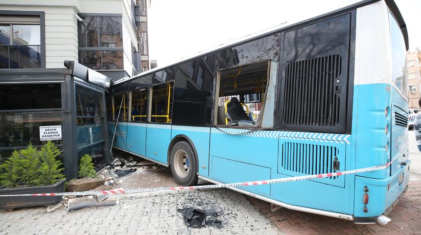 Antalya'da halk otobüsü araçlara çarpıp kafeye girdi! 5 kişi yaralandı