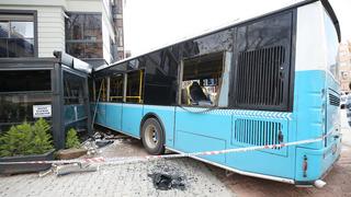 Antalya'da halk otobüsü araçlara çarpıp kafeye girdi! 5 kişi yaralandı