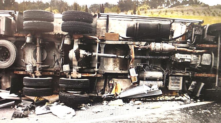 Manisa'da feci kaza! Et yüklü tır bariyerlere çarparak devrildi, sürücü hayatını kaybetti