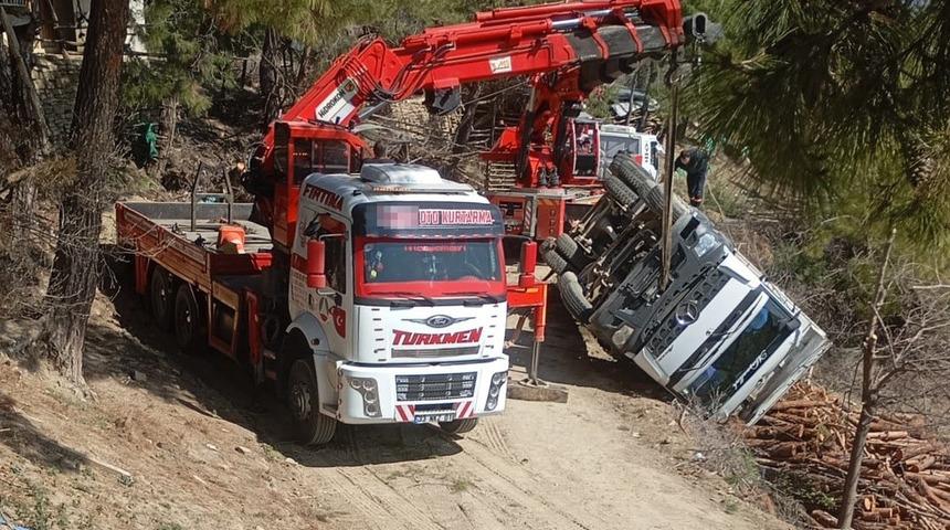 Adana'da tomruk yüklü kamyon devrildi: Sürücü araçta sıkıştı, tomruklar etrafa savruldu