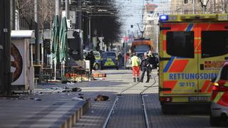 Almanya'da bir araç kalabalığın arasına daldı! 2 ölü, çok sayıda yaralı var