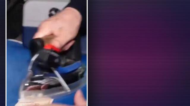 Kırışık paraya tahammülü yok! Bir esnaf, her banknotu tek tek ütüleyerek kullanıyor: Sen parayı akordiyon gibi getiriyorsun, ben ütülemek zorunda kalıyorum