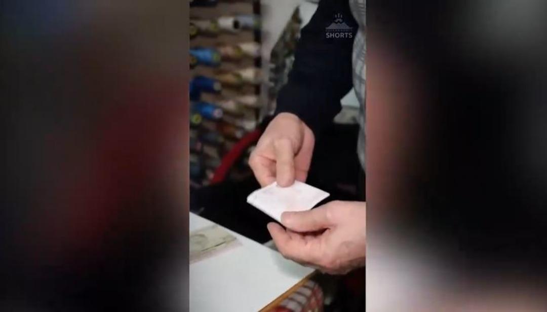 Kırışık paraya tahammülü yok! Bir esnaf, her banknotu tek tek ütüleyerek kullanıyor: "Sen parayı akordiyon gibi getiriyorsun, ben ütülemek zorunda kalıyorum" 5