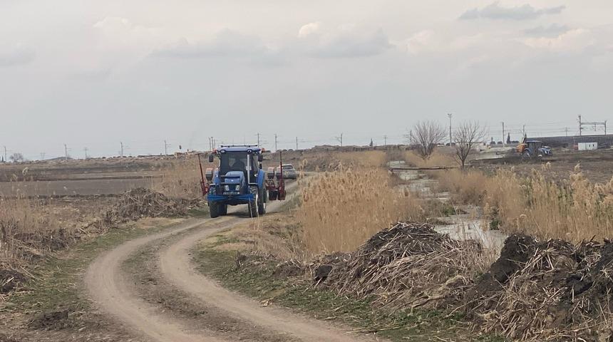 Traktöre bağlanan mibzerin altında kaldı, hayatını kaybetti