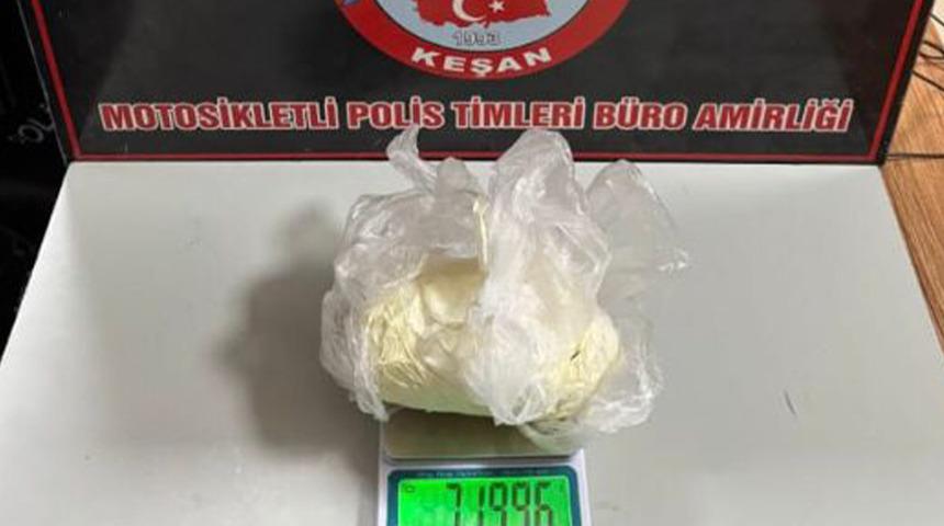 Yeğenini de yaktı! Polisi görünce uyuşturucuyu yeğenine verdi