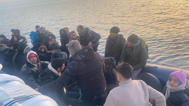 Hareketli lastik bot yakalarını ele verdi: İzmir'de 36 düzensiz göçmen yakalandı!