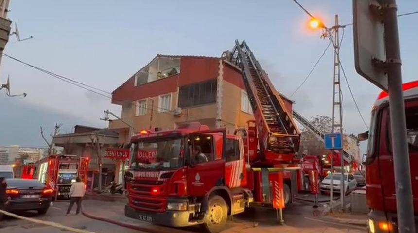 Küçükçekmece’de 4 katlı binanın çatısında yangın! Kısa sürede binanın çatısını kapladı