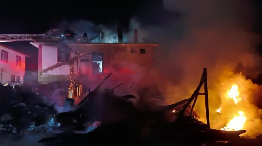 Kastamonu'da garajda çıkan yangında otomobil ve traktör kullanılamaz hale geldi