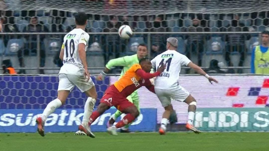 Galatasaray da ortalık karışmış durumda! Okan Buruk çılgına döndü... "Seni gözüm görmesin" 1