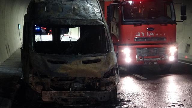 Yer Çanakkale… Tünelde seyir halindeki ambulans aniden alev topuna döndü! Yangın çevredekileri korkuttu…