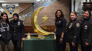 New York Polis Teşkilatı bir ilke imza attı! Hilal Yakma Töreni ile farklı kültür ve inançları Ramazan’da bir araya getirdiler…
