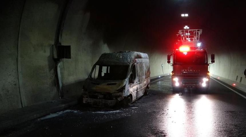Korkutan anlar! Seyir halindeki ambulans alev aldı