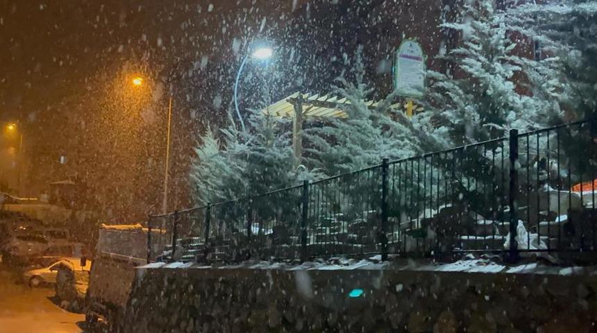 Meteoroloji uyarmıştı! Elazığ'da kar yağışı başladı
