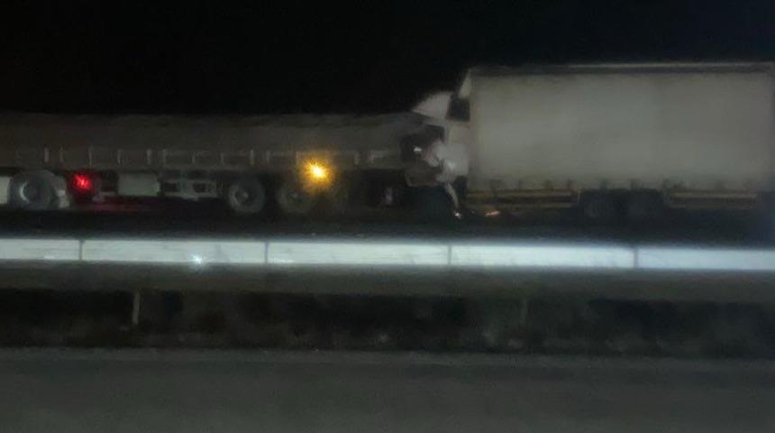 Ankara'da dehşet veren kaza! TIR'a kamyon çarptı, çarpmanın etkisiyle kamyon şoförü olduğu yerde sıkışıp hayatını kaybetti