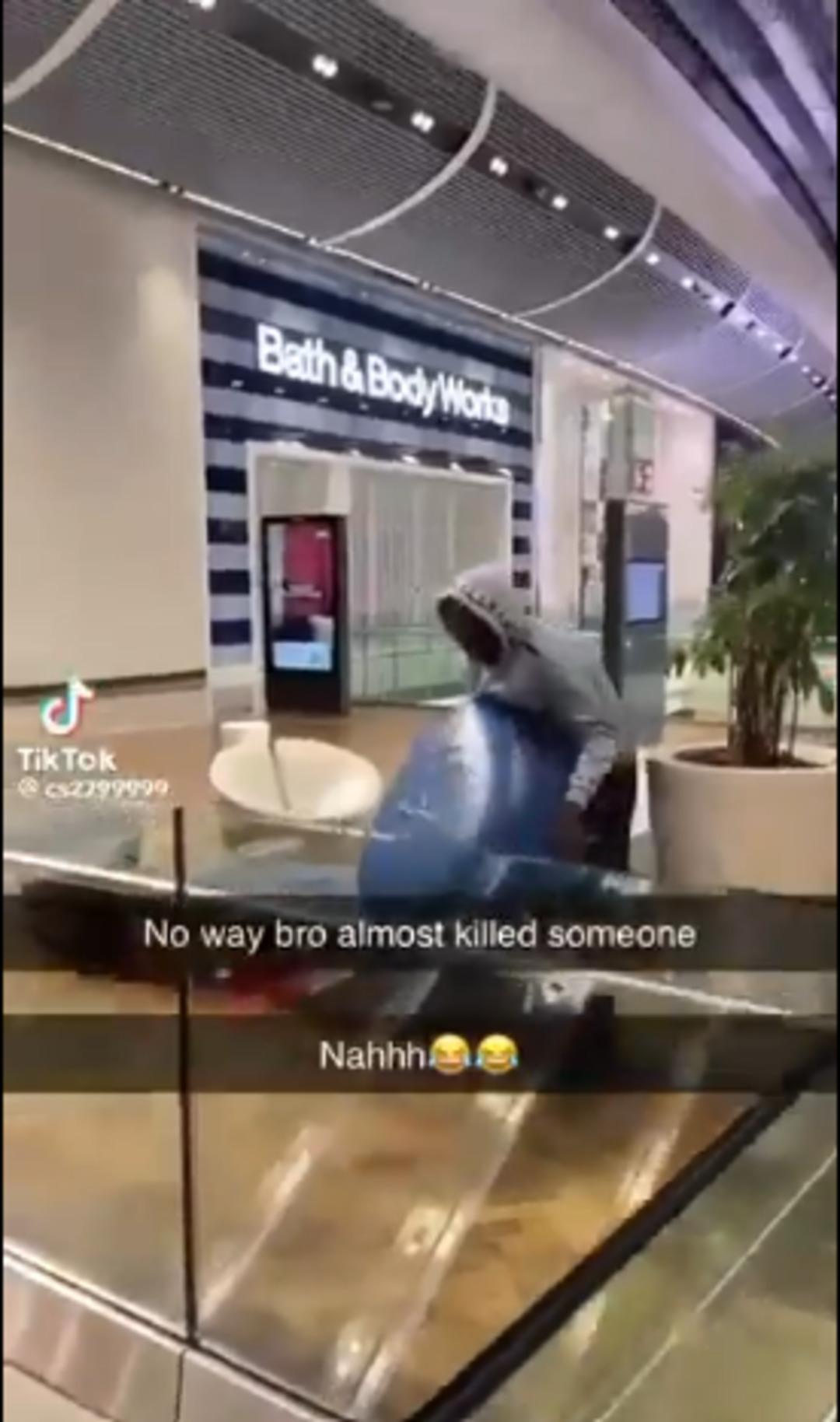 AVM’de dehşet anları! Üst katlardan insanların üstüne mobilya fırlattılar... 1