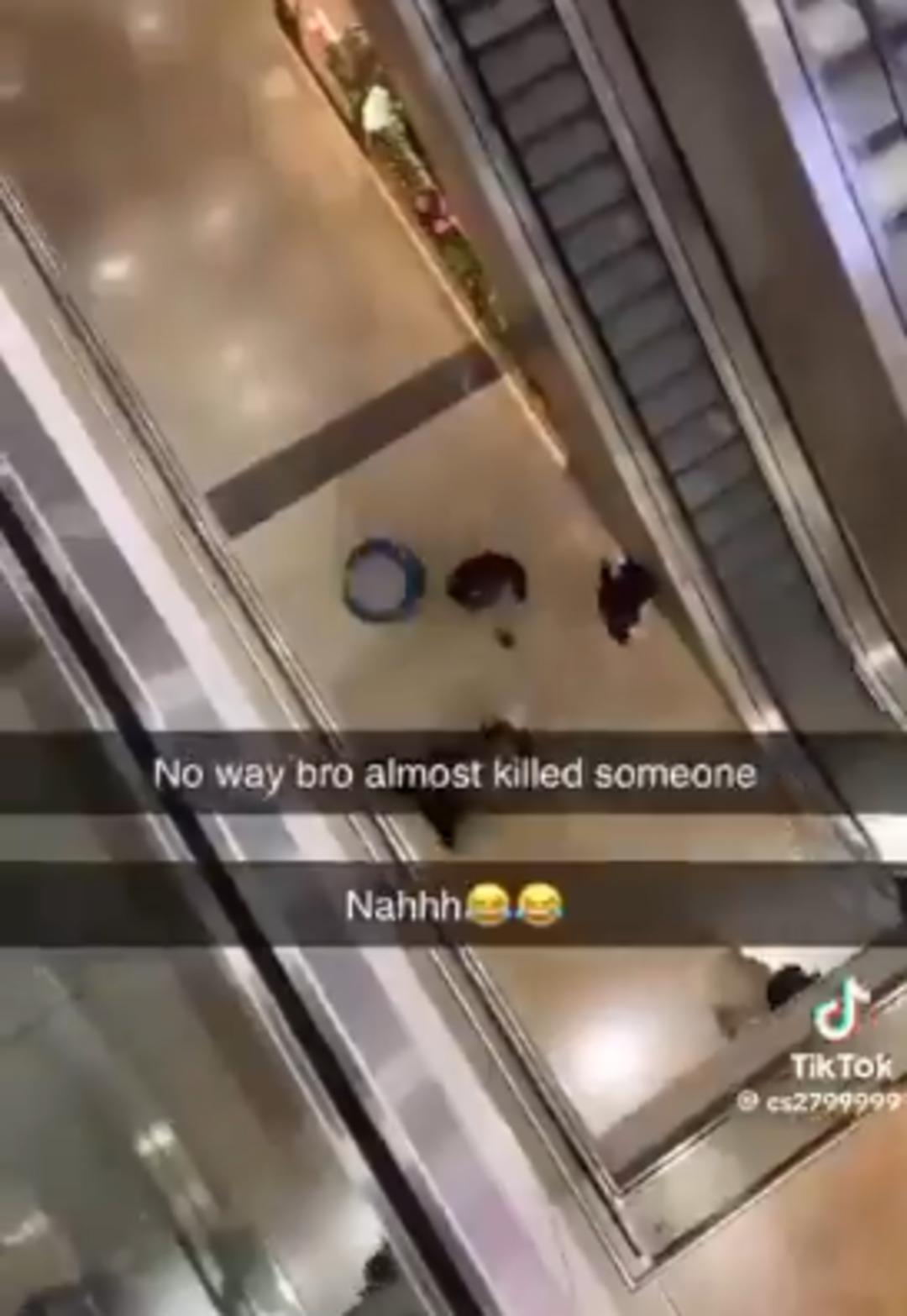 AVM’de dehşet anları! Üst katlardan insanların üstüne mobilya fırlattılar... 2