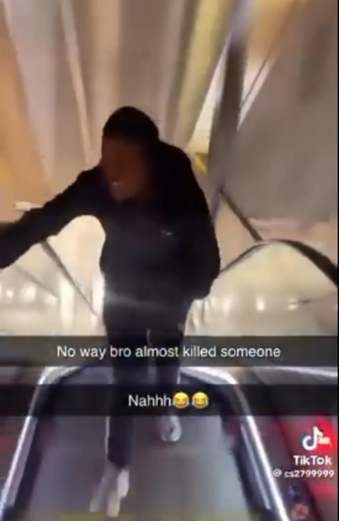 AVM’de dehşet anları! Üst katlardan insanların üstüne mobilya fırlattılar... 3