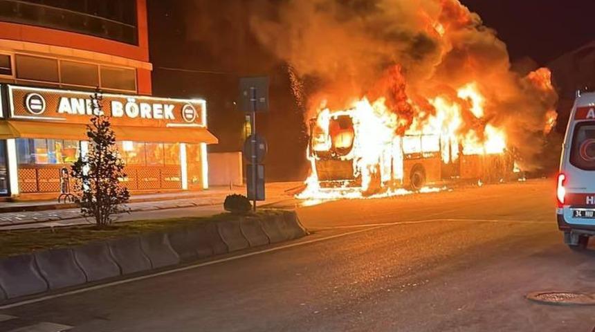 Büyükçekmece'de İETT otobüsü alev alev yandı