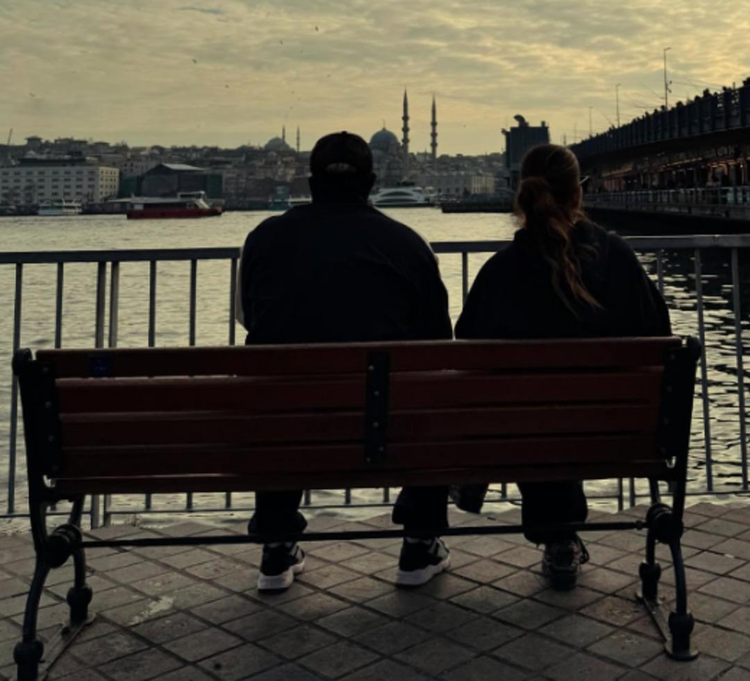 İkinci  Arda Turan Bankı  vakası! Icardi ve sevgilisinin Karaköy de oturduğu bank ünlü oldu... Google Haritalar a kaydedildi 1