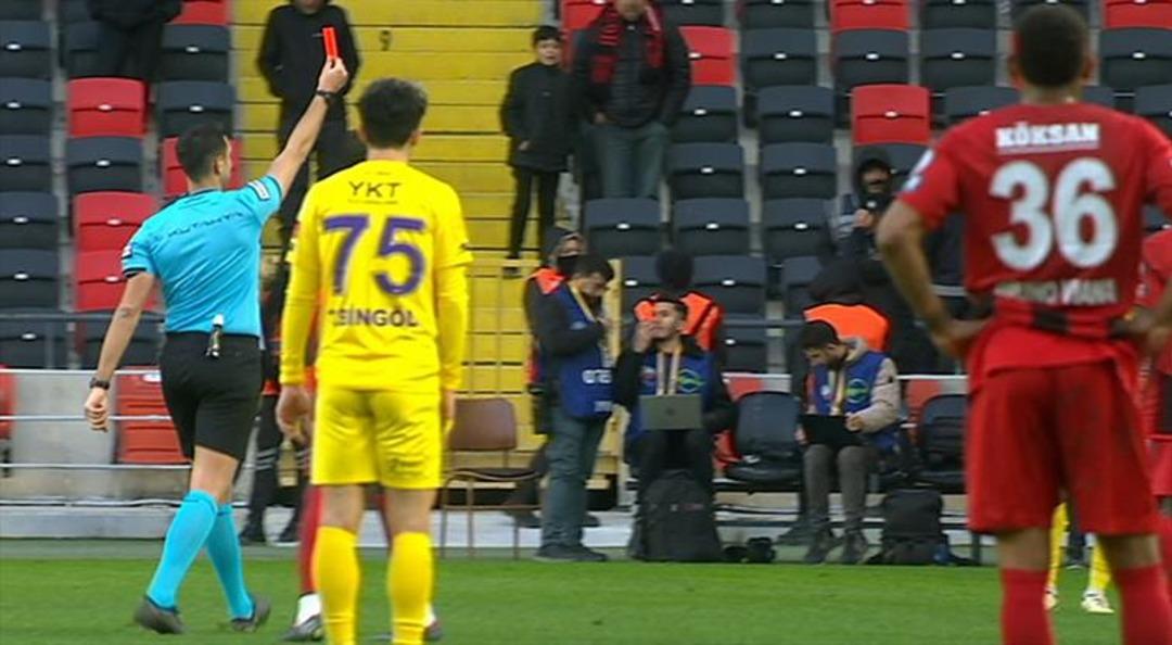 Caner Erkin taç kullanırken direkt kırmızı kart gördü! Hem de 90+9. dakikada... Sebebi herkesi şaşırttı 1