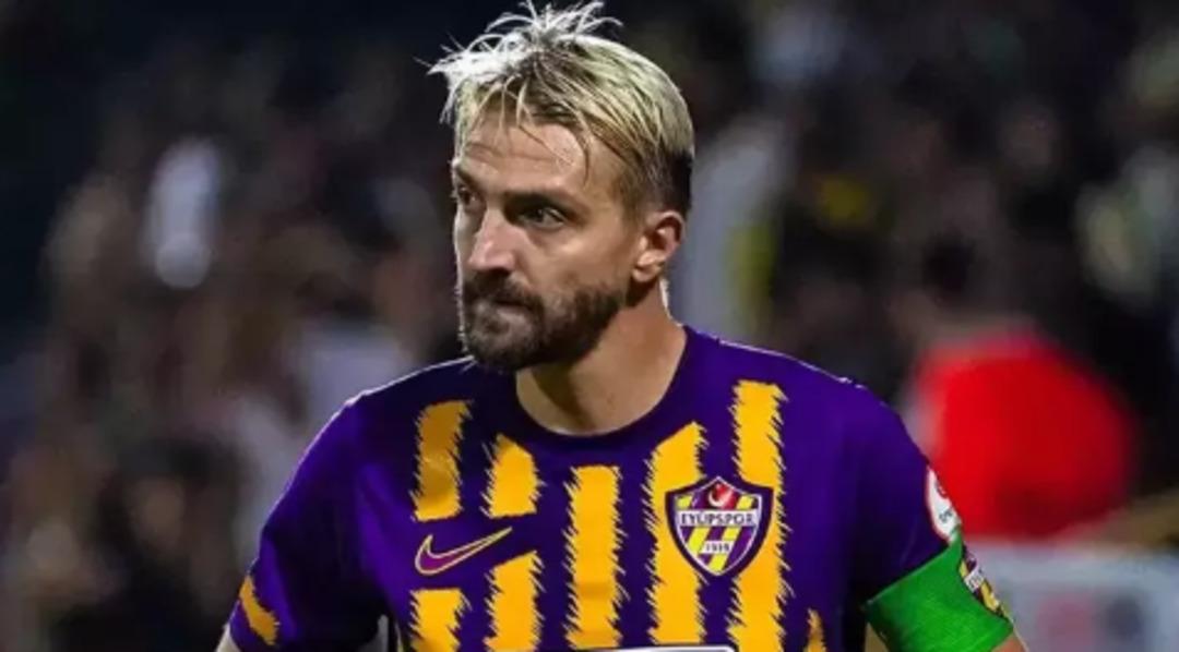 Caner Erkin taç kullanırken direkt kırmızı kart gördü! Hem de 90+9. dakikada... Sebebi herkesi şaşırttı 2