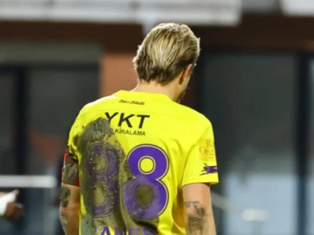 Caner Erkin taç kullanırken direkt kırmızı kart gördü! Hem de 90+9. dakikada... Sebebi herkesi şaşırttı