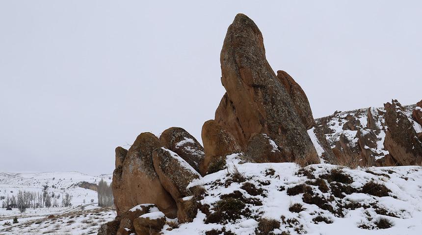 'Dünyadaki Mars' olarak adlandırılan Eğribucak kayalıkları beyaza büründü! Ortaya kartpostallık görüntüler çıktı