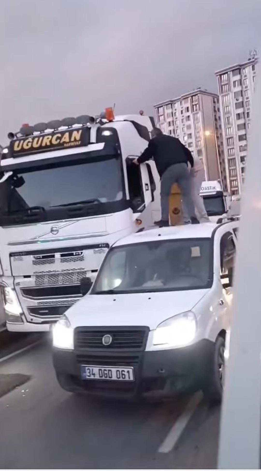 Trafik kavgası kötü bitti... Aracın tavanına tırmanıp TIR şoförüne tekmelerle saldırdılar! 1