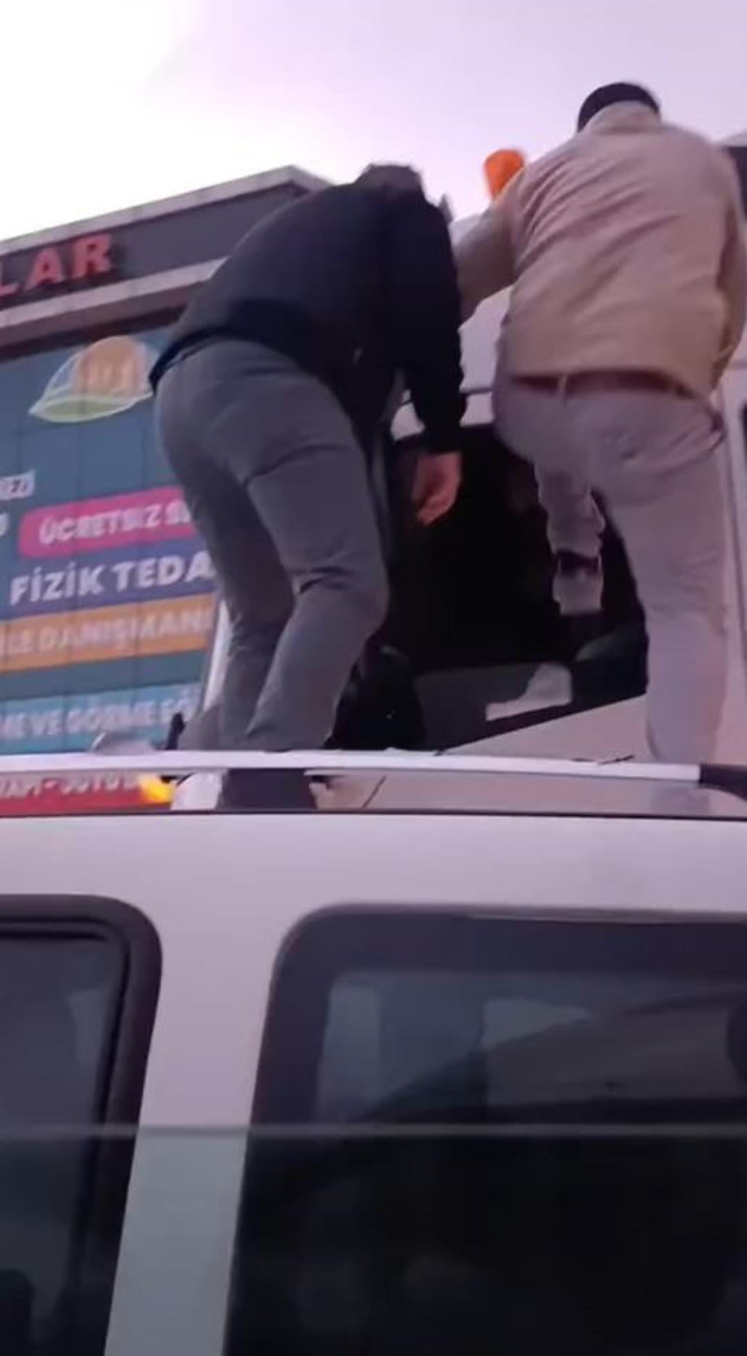 Trafik kavgası kötü bitti... Aracın tavanına tırmanıp TIR şoförüne tekmelerle saldırdılar! 2