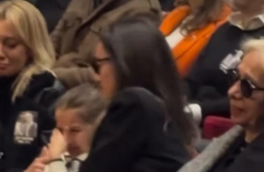 Türkü Akbayram ın kızı Lavin dedesi Edip Akbayram için oradaydı... Gözyaşlarını tutamadı 2