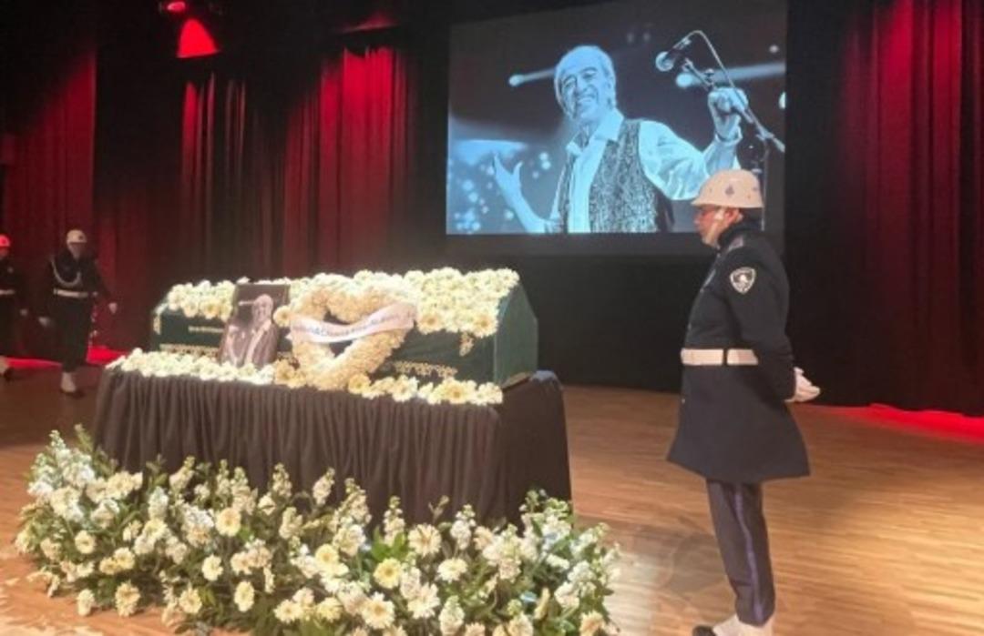 Edip Akbayram ın cenazesinde tepki çeken anlar! Selfi yarışına girdiler  1