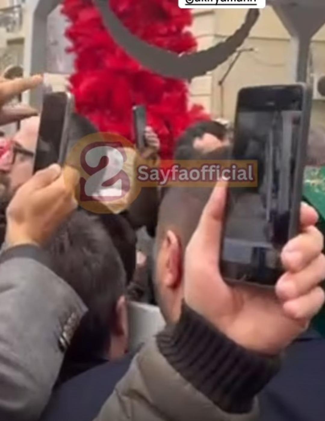 Edip Akbayram ın cenazesinde tepki çeken anlar! Selfi yarışına girdiler  3