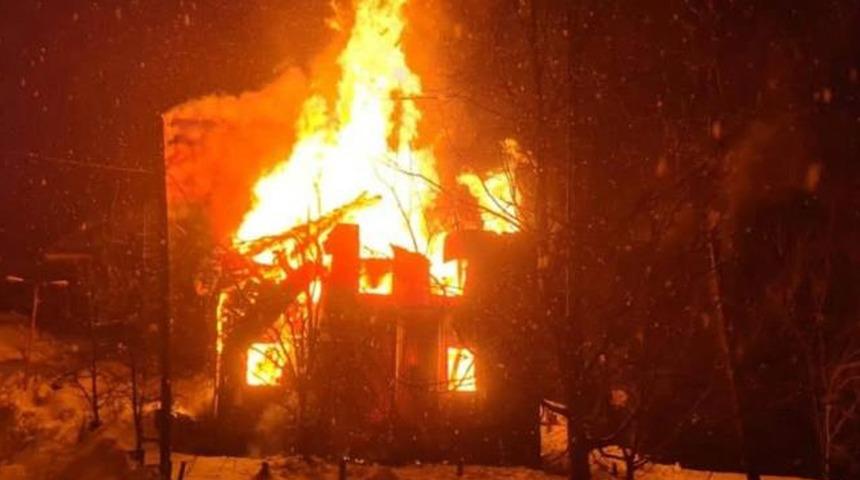 Gürcistan'daki tarihi Satsikhuri Camii alevler içinde kaldı! Yangında kullanılamaz hale geldi