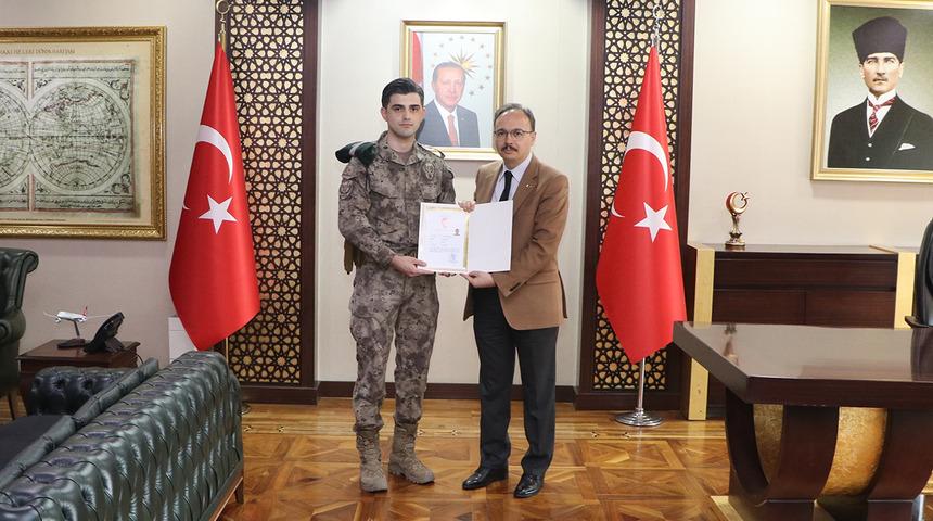 Siirtte genç kızı bulan polislere "Başarı Belgesi" verildi