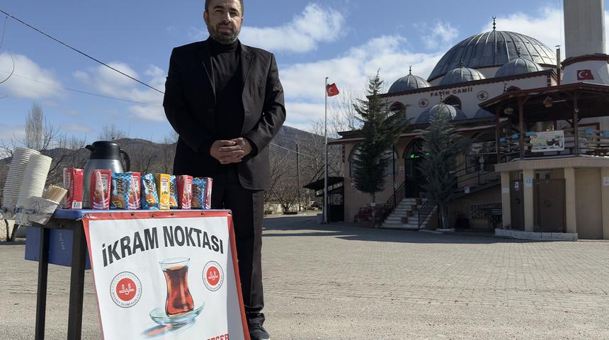 Trafikte gerginlik olmasın diye iftara yetişmeye çalışan sürücülere ‘ikram noktası’ kuruldu…