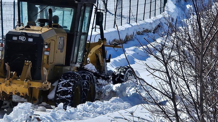Elazığ’da kar hayatı felç etti: Kapanan köy yolları için çalışma