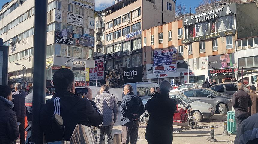 Karabük'te yaşanan olay 'pes' dedirtti! İntihar etmek için çatıya çıkan şahsı görüntülemek için birbirleriyle yarıştılar 