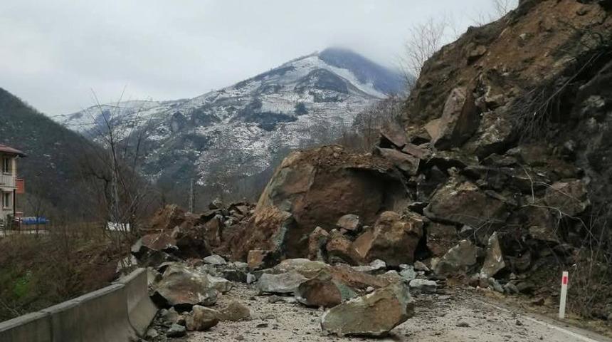 Ordu'da heyelan! Karayolu ulaşıma kapandı