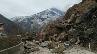 Ordu'da heyelan! Karayolu ulaşıma kapandı