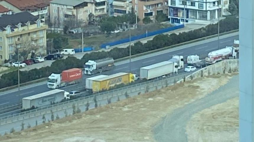 TEM Otoyolu'nu kilitleyen kaza! Dorse ortadan ikiye ayrıldı