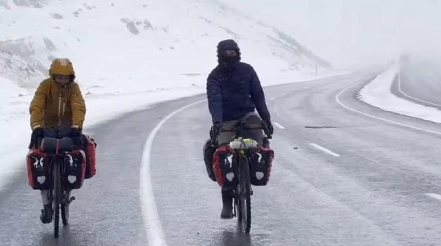 Fransız çift Van'da tipiye yakalandı! Tünele sığınarak hayata tutundular