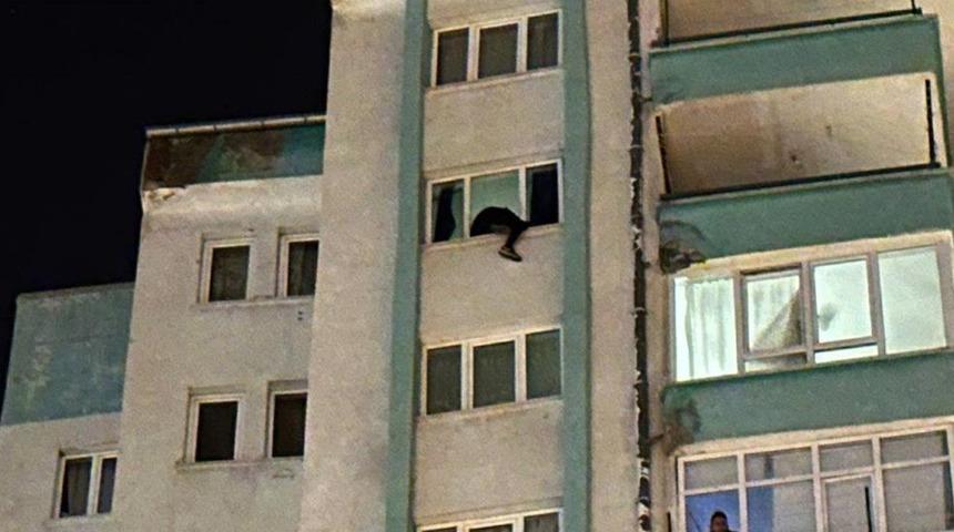 Kayseri'de korku dolu anlar! 14. katın penceresine çıkıp dışarı sarktı