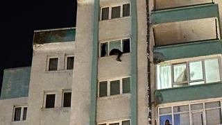 Kayseri'de korku dolu anlar! 14. katın penceresine çıkıp dışarı sarktı