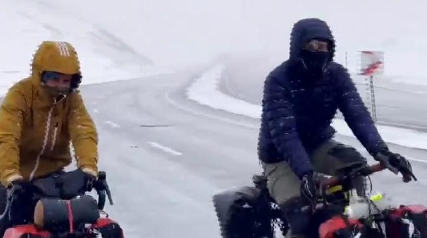 Bisikletleriyle dünya turuna çıktılar! Tipiye yakalanan Fransız çift tünele sığındı