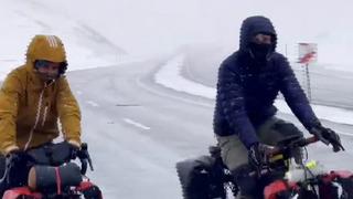 Bisikletleriyle dünya turuna çıktılar! Tipiye yakalanan Fransız çift tünele sığındı