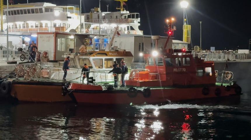 Çanakkale Boğazı'nda gemiye binmek isterken denize düşen kılavuz kaptan hastaneye kaldırıldı